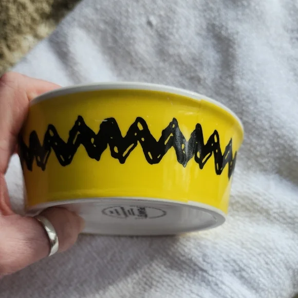 Peanuts Yellow and White Dog Bowl with Zigzag Design - Picture 4 of 8